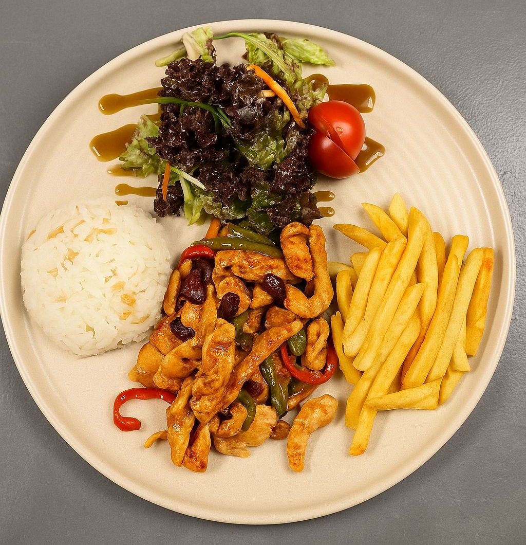 MEKSİKA USULU TAVUK - Jülyen tavuk,renkli biber, meksika fasulyeleri, jalapeno biber, domates sosu, pilav, cips ve salata ile servis edilir.