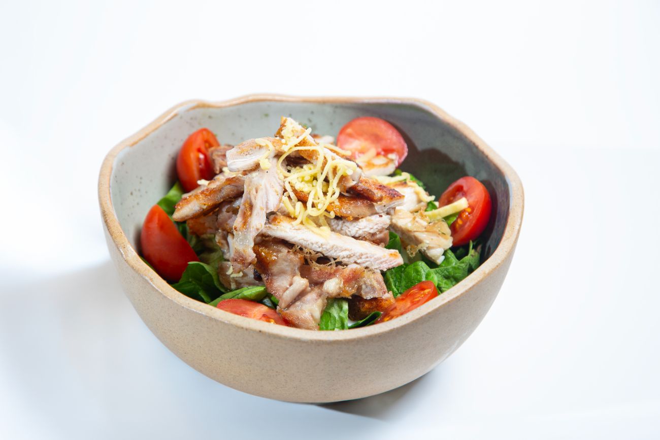 SEZAR SALATA - Marul, Çeri Domates, Kroton Ekmek, Sezar Sos,Izgara tavuk parçaları, Palmesan peyniri.