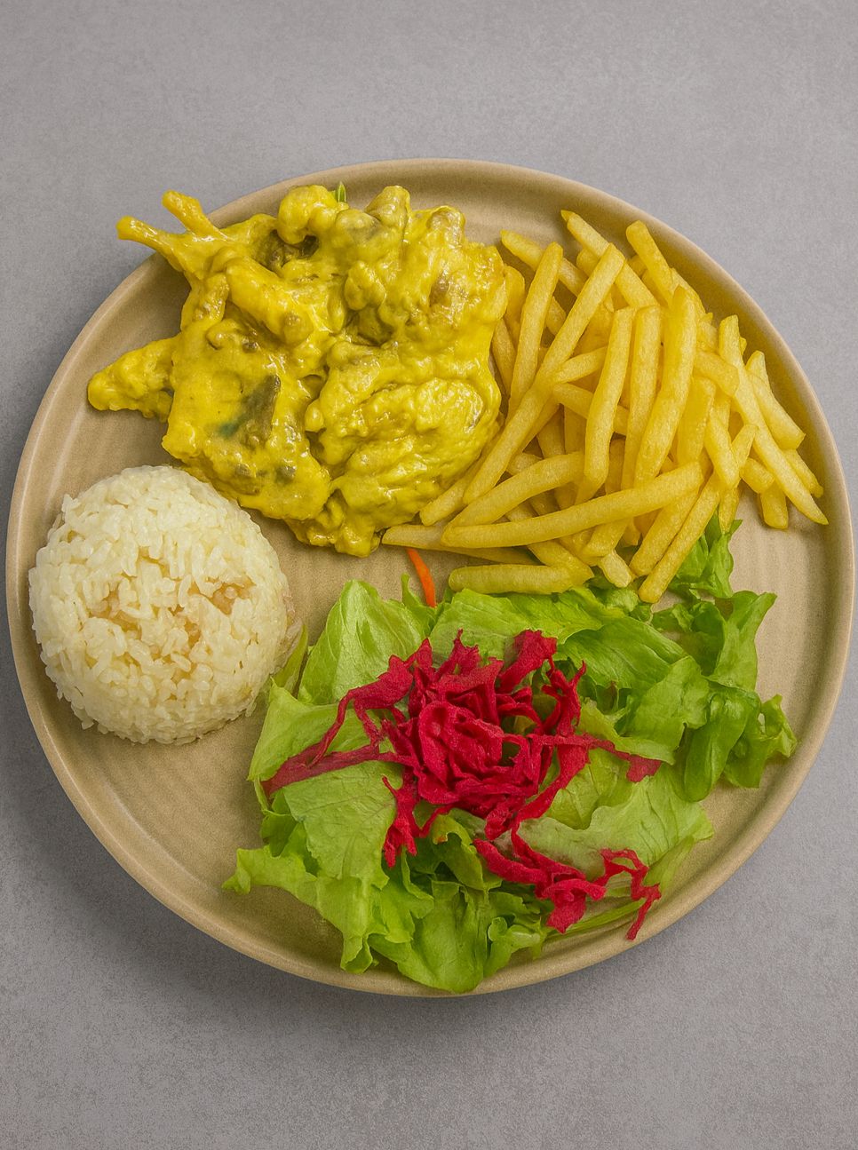 KÖRİ SOSLU TAVUK - Jülyen tavuk, mantar, pilav, cips ve salata ile servis edilir.