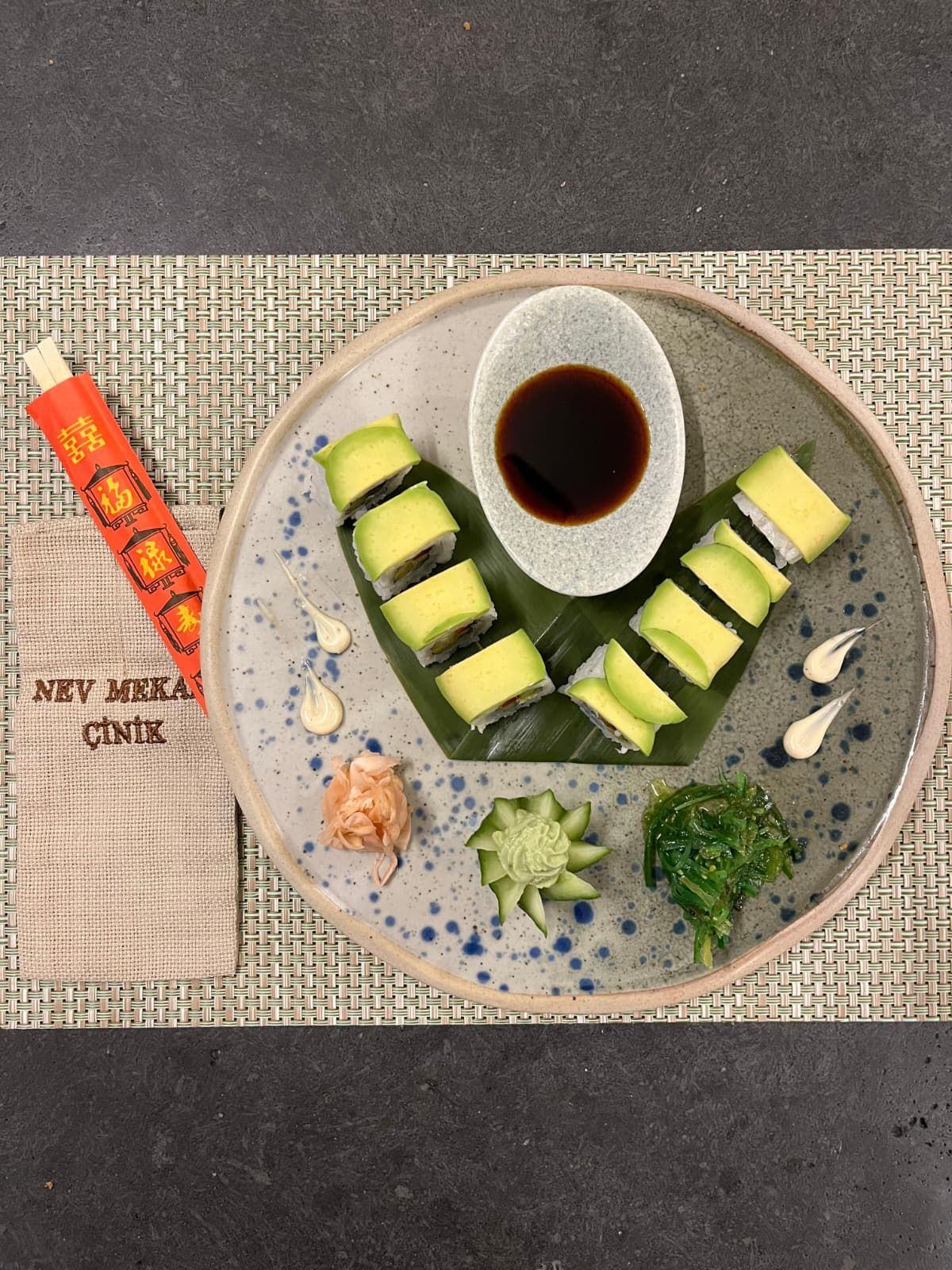 VEJETERIAN ROLL SUSHI - SALATALIK KAPYA BİBER AVAKADOPHILADELPHIA PEYNİRİ