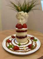 ÇİLEKLİ ADET PASTA