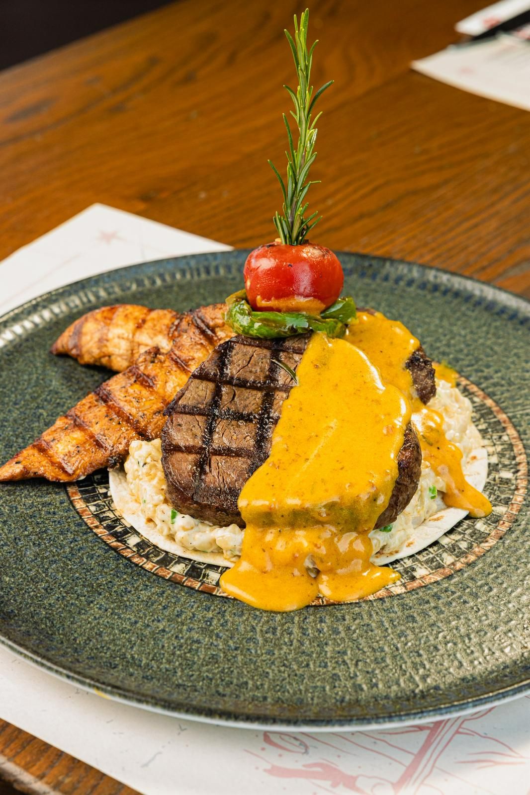 CAFE DE PARİS SOSLU TEXAS GRİLL - Keşkek Risotto Yatağında 100 Gr Dana Bonfile, 120 Gr Piliç Beybi, 2 Adet Akçaabat Köfte, Cafe De Paris Sos Eşliğinde…