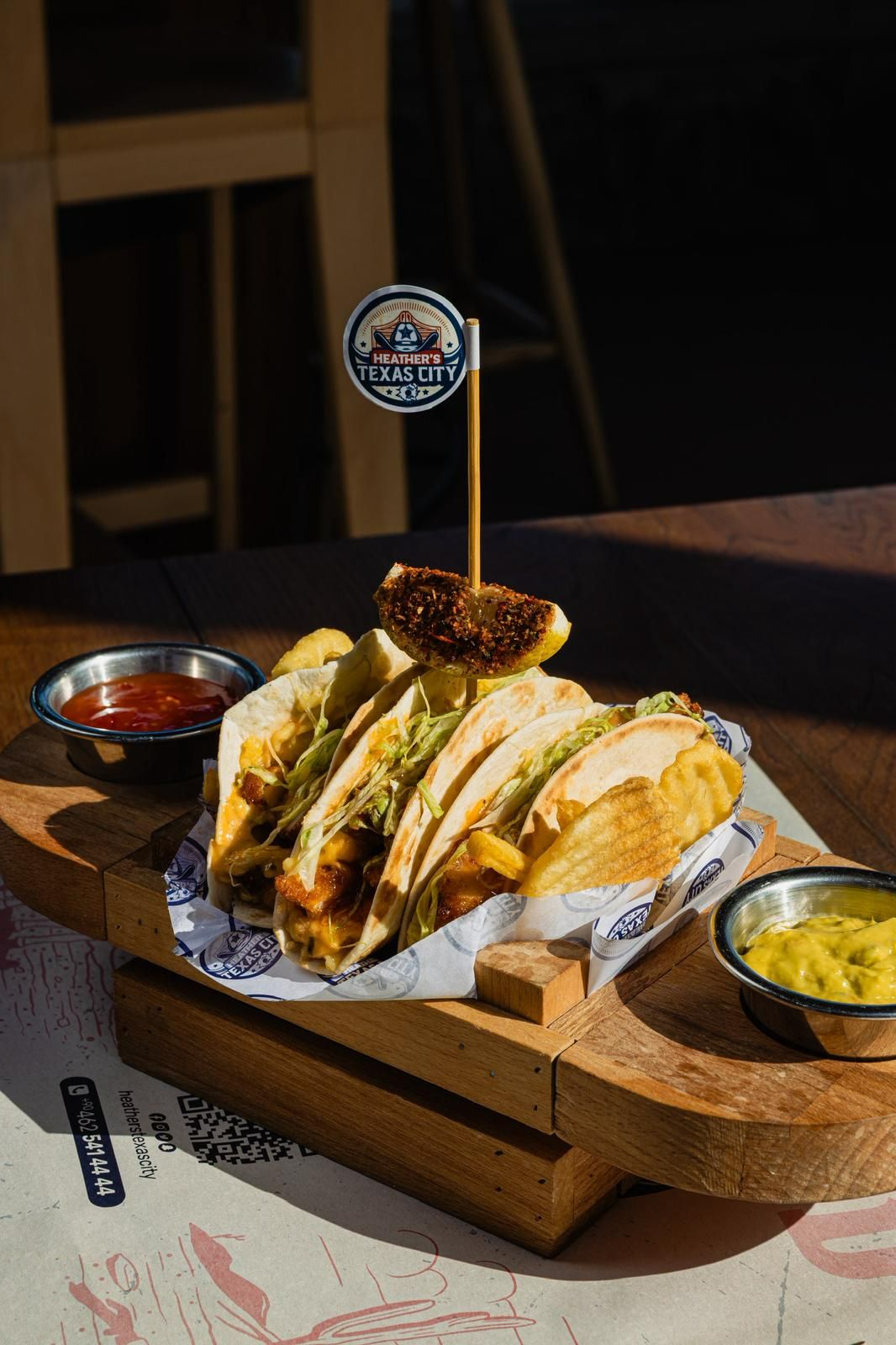 ÇITIR TAVUK TACO - Soft Taco Tortilla İçinde, Panelenmiş Piliç Bonfile, Cheddar Peyniri, Sweet Chili Sos, Çıtır Marul, Baharatlı Patates Kombinasyonu Salsa Ve Guacomale Sosları Eşliğinde…