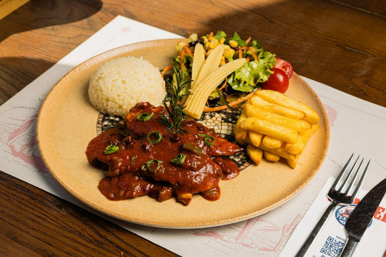 CHİPOTLE SOSLU PİLİÇ - Chipotle biberi ile tütsülenmiş Napoliten sos, Meksika fasulyesi, Jalapeño biberi, Akdeniz yeşillikleri, patates cipsi ve pilav eşliğinde...