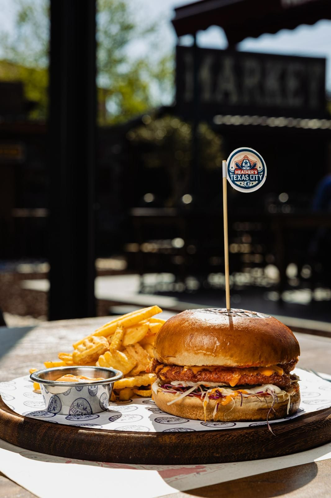 SPİCY CHİCKEN BURGER - Panelenmiş Piliç Bonfile, Sriracha Sos, Cheddar Peyniri,  Jalapeno Biberi, Coleslaw , Baharatlı Patates Cipsi, Texas Sos Ve Ranch Sos Eşliğinde