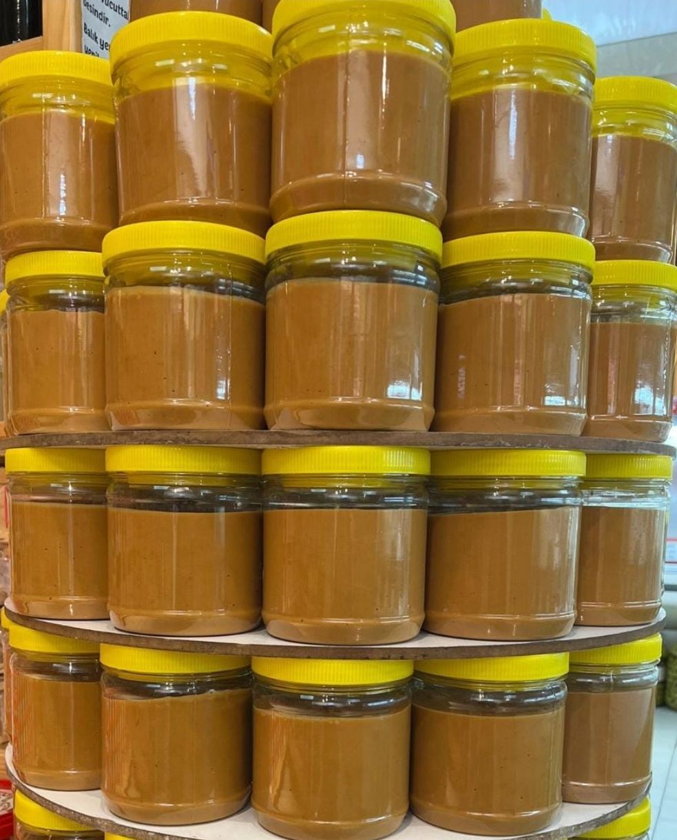 Kömür Çukuru Pekmezi (Katı) 1 kg - Ağustos – Eylül aylarında bağlardan toplanan üzümler büyük tahta tekneler konularak tepelenip ezilir. Ezilen üzüm üzerine Havera toprağı atılır. Bu toprak kaynatma öncesi dibe çökerken üzüm suyuna süzülerek, küllü veya kireçli su gibi parlaklık verir, kaynatma kazanlarına dinlenmiş, arıtılmış üzüm suyu tekrar süzülerek kaynatmaya konulur.  Bu kaynatmada son kalan ve tekrar tabana çöken havara topr