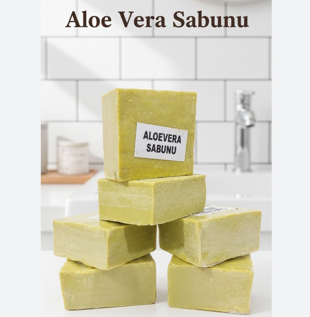 Alovera sabunu 1 adet - cildi temizler ve bakterileri öldürür. Aynı zamanda cildi yumuşatır ve nemlendirir. Aloe vera sabunu, cildin ve saçın sağlıklı büyümesine de yardımcı olur, cildin iltihaplanmasını önler ve cildin daha sağlıklı ve parlak görünmesini sağlar. Ayrıca cildi iyileştirir ve yara iyileşmesini hızlandırır.
