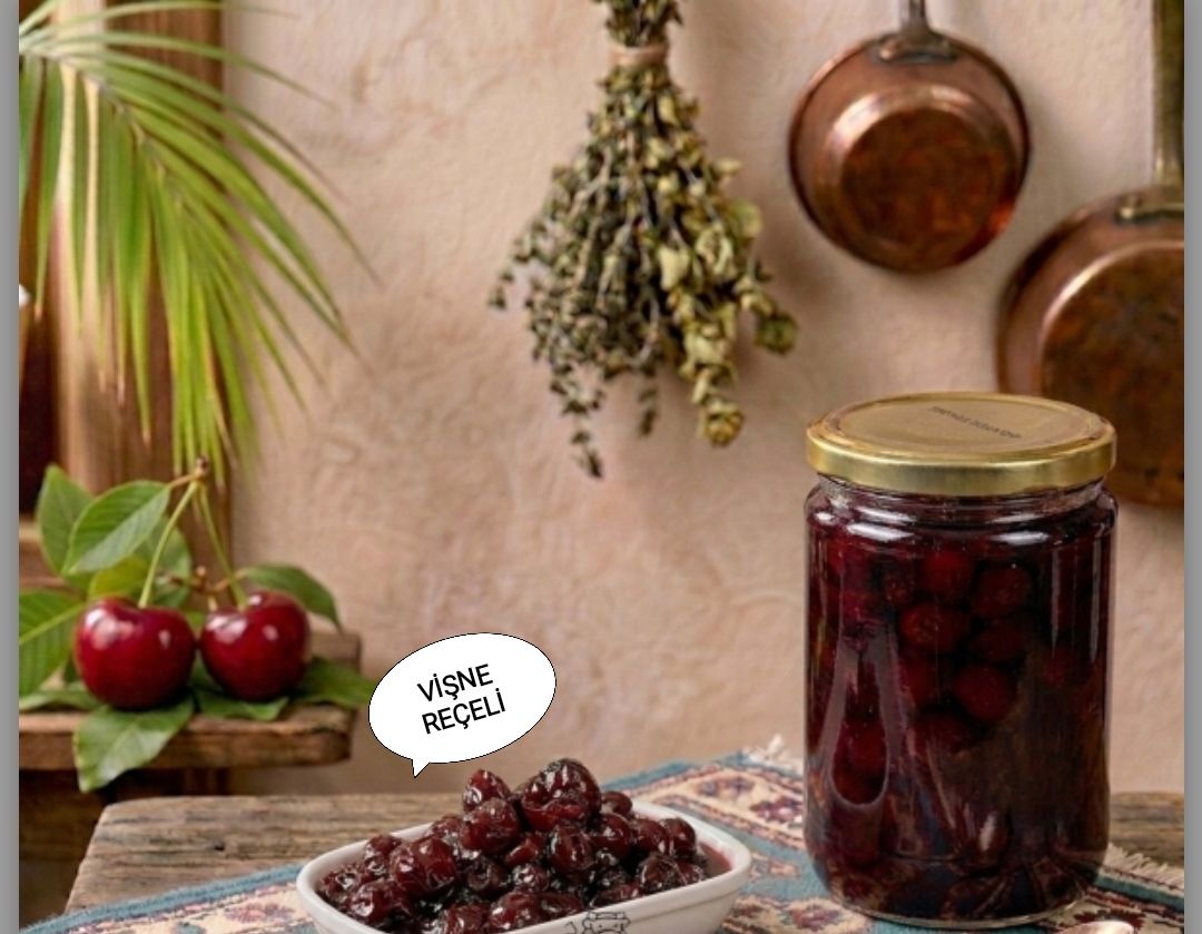 Vişne Reçeli - Vişne reçeli, yüksek antioksidan (antosiyanin) içeriği sayesinde güçlü bir bağışıklık dostudur, hücreleri yeniler ve yaşlanmayı geciktirir. Kalp sağlığını korur, kolesterolü dengelemeye yardımcı olur, stresi azaltır ve sindirim sistemini düzenler. Ayrıca göz sağlığına faydalı olup, boğaz ağrıları gibi soğuk algınlığı semptomlarına iyi gelebilir.
