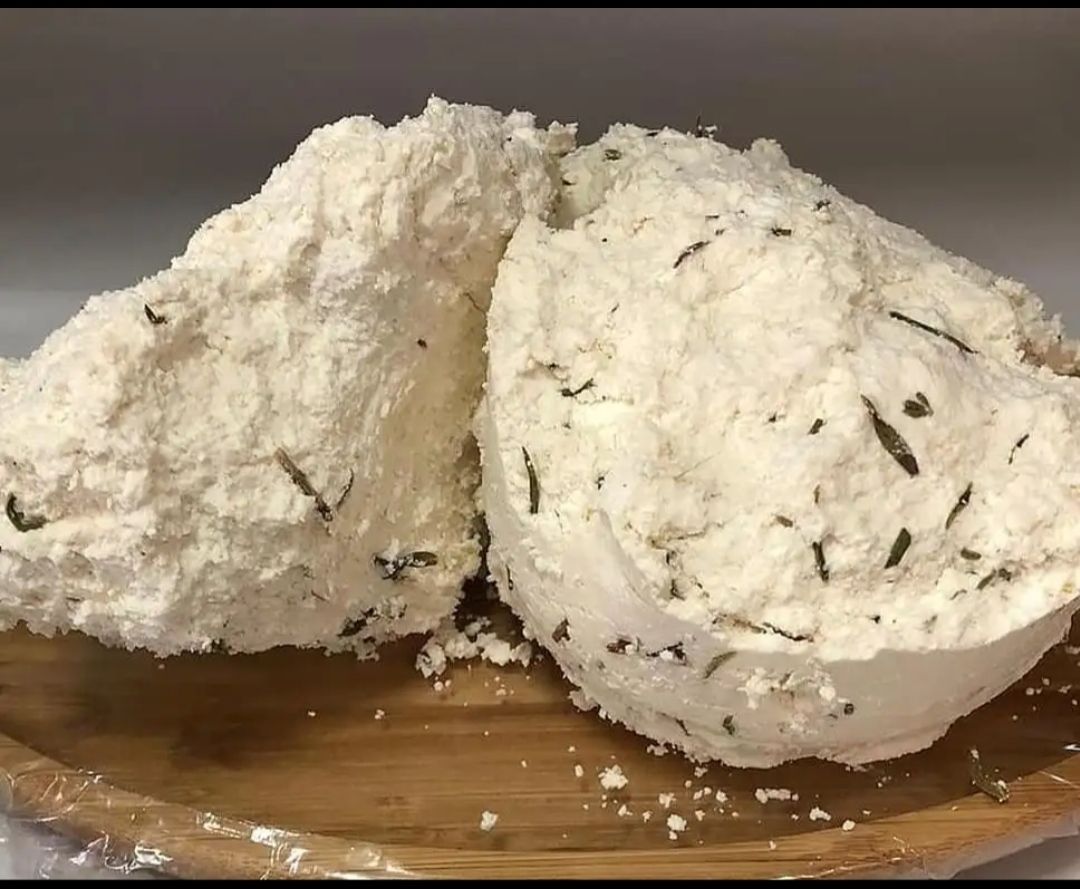 Hatay Zahterli Çökelek 1 kg - Zahterli çökelek, Hatay mutfağının vazgeçilmez lezzetlerinden biridir. Çökelek ve zahter otunun birleşimi ile elde edilen bu lezzetli ürün, kahvaltılarda, yemeklerde ve tatlılarda kullanılabilir. Zahterli çökelek, inek sütünden üretilen çökeleğin, zahter otu ile karıştırılması ile elde edilir.
