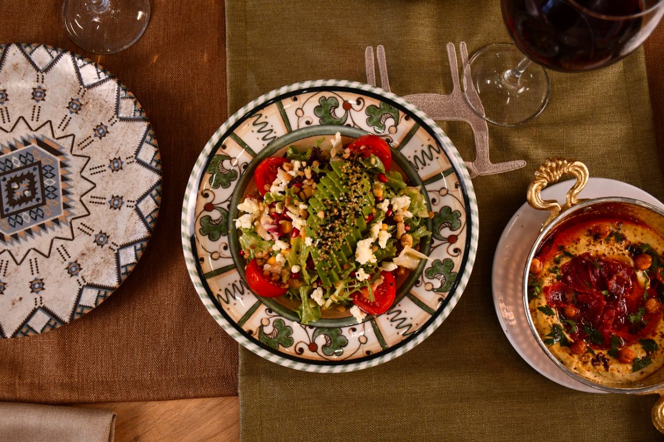 DANIŞ SALATA - Akdeniz yeşillikleri, Tulum Peyniri, Ceviz, Avokado, Özel Sos İle