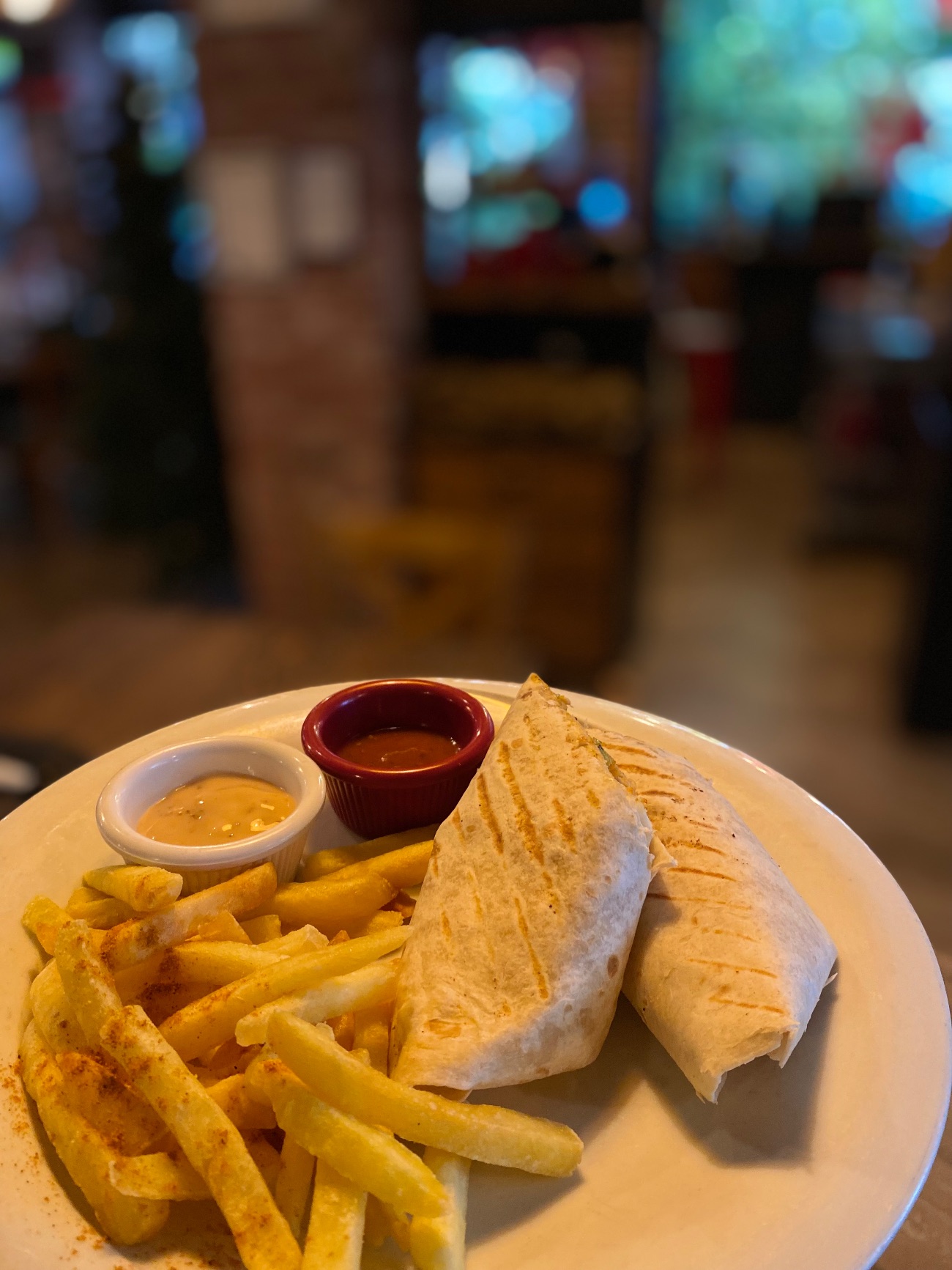 Tavuk Wrap - (isteğe göre mantarlı) Tortilla ekmeği, rende kaşar, julyen tavuk, sebze, patates cips, ve özel sos ile.