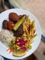 Karışık Izgara - Sucuk,piliç pirzola, Akçaabat köfte, pilav, patates cips,  ve mevsim yeşillikler ile