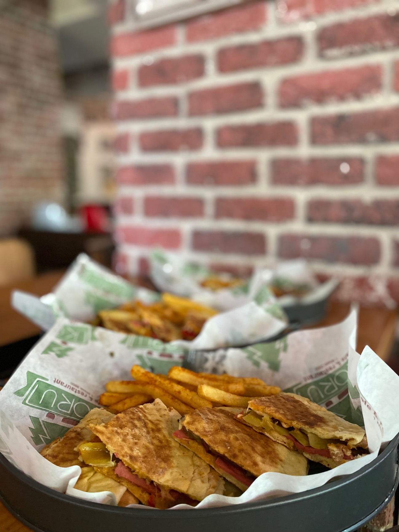 Kumru Tost - Kornişon turşu, yeşil ve kırmızı biber, salam,rende kaşar, mantar,domates,salatalık,siyah zeytin ve özel baharatlanmış patates kızartması ile.