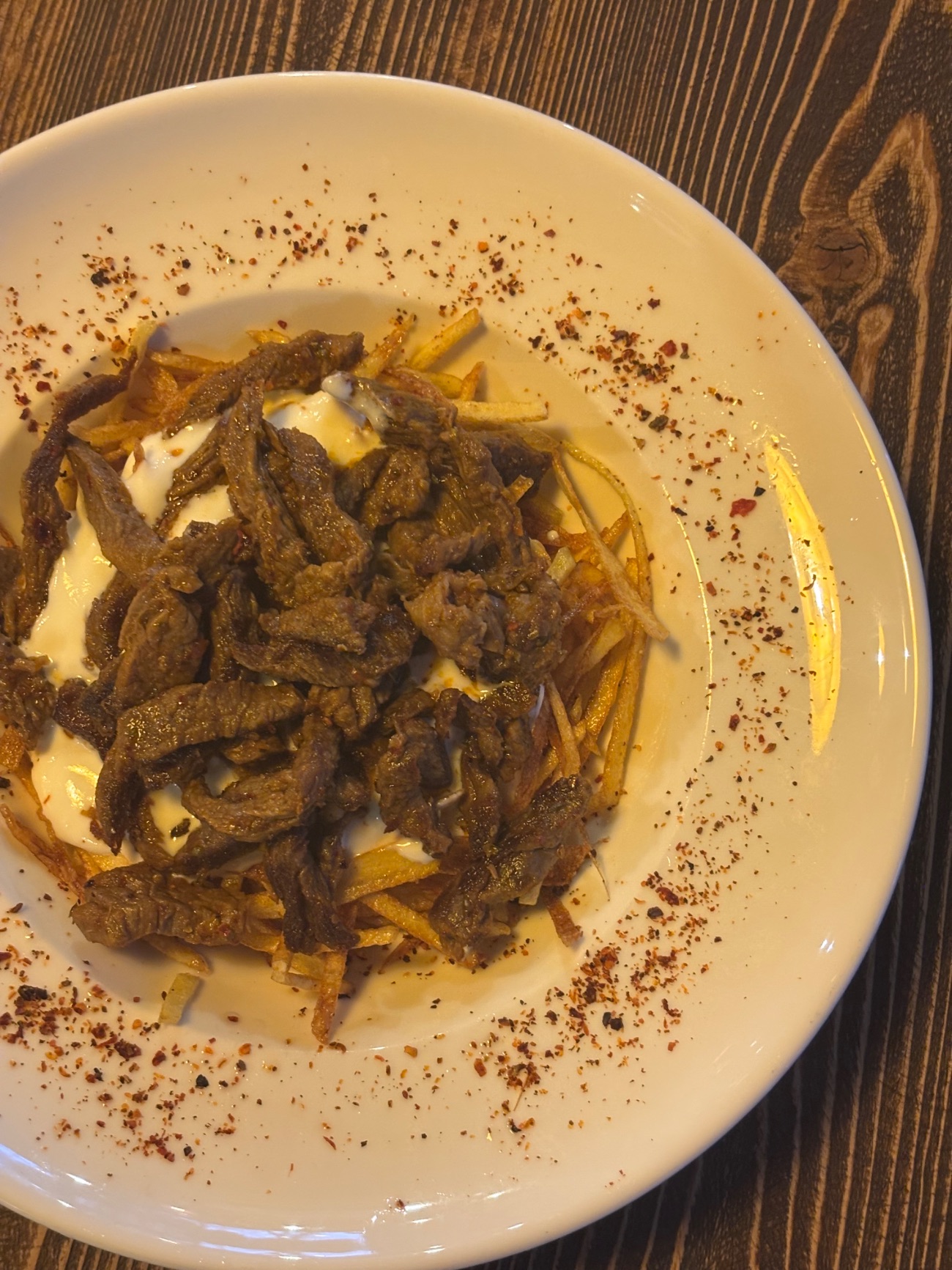 Et Çökertme - Kibrit patates üzerine jülyen doğranmış et parçaları ve enfes yoğurt sos ile.