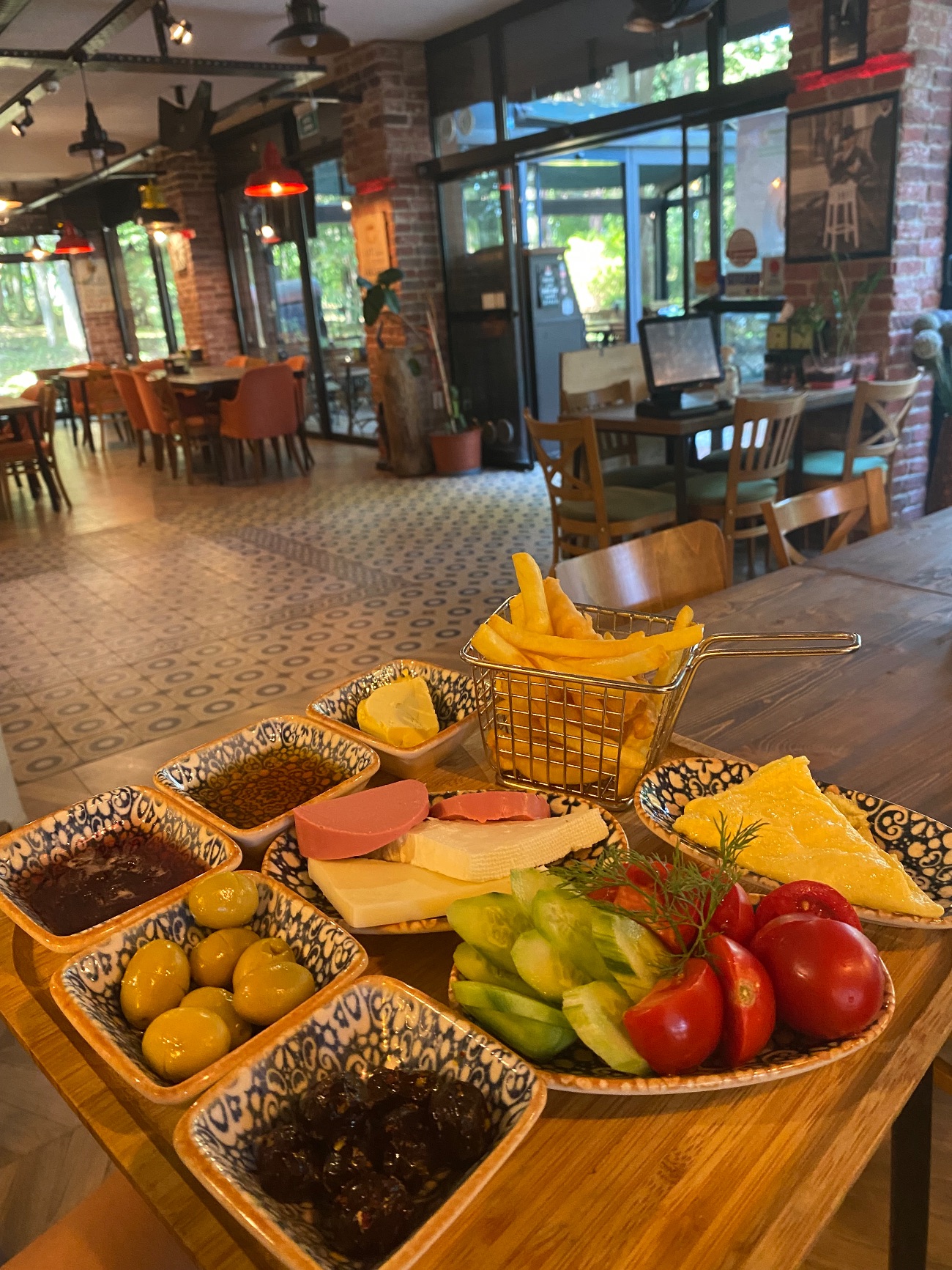 Evdeki Kahvaltı - Beyaz peynir,Kaşar peynir,labne,siyah ve yeşil zeytin, domates,salatalık,el yapımı  reçel,bal,tereyağı,sigara böreği,cips,omlet ve 2 ajda bardak çay ile.