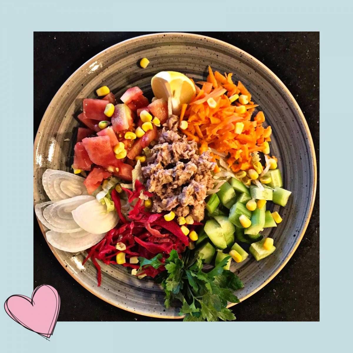 Ton Balıklı  Salata - Lollo rosso kıvırcık marul, ton balığı, domates, salatalık, havuç, kırmızı, lahana, kuru soğan, kıtır ekmekler, zeytinyağı ve limon sosu eşliğinde hazırlıyoruz :*