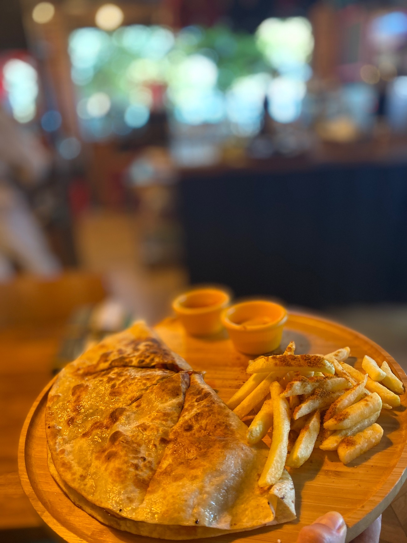 Tavuklu Quesadilla - Tortilla ekmeği, soğan, renkli biberler, mantar, patates cips, mısır, julyen tavuk ve özel sos ile