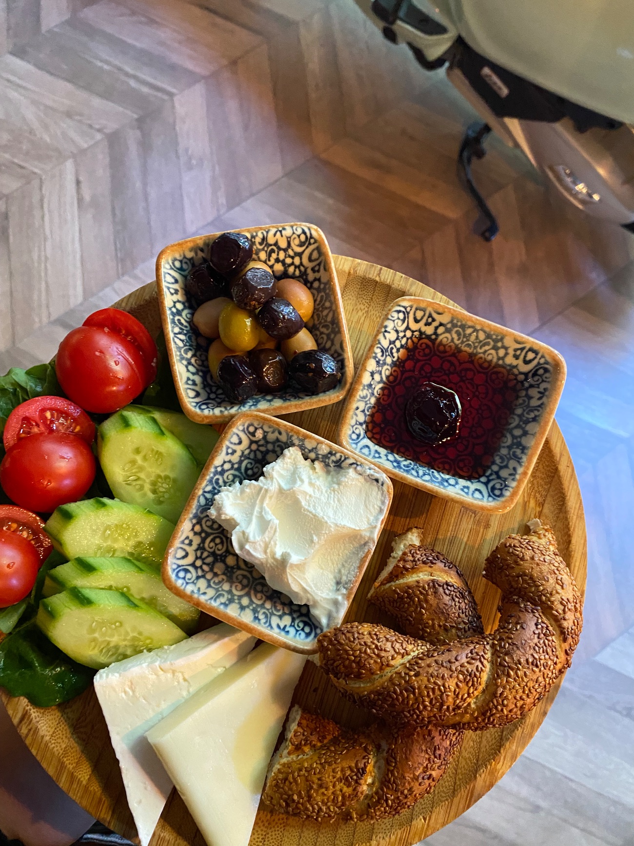 Simit Kahvaltı - Enfes Adana simit,beyaz peynir,kaşar peynir,labne, siyah zeytin,yeşil zeytin,el yapımı reçel , salatalık domates, roka ve 1 fincan çay