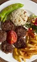 Akçaabat Köfte - 5 Adet Izgara Akçaabat Köfte(~225gr.), pilav, patates cips, mevsim yeşillikler ile