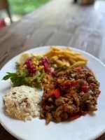 Çin Usulü Et Kavurma - Havuç, yeşil biber, soğan, domates, mantar ve soya sos ile sotelenmiş jülyen et dilimleri, patates cips, ve mevsim yeşillikleri ile