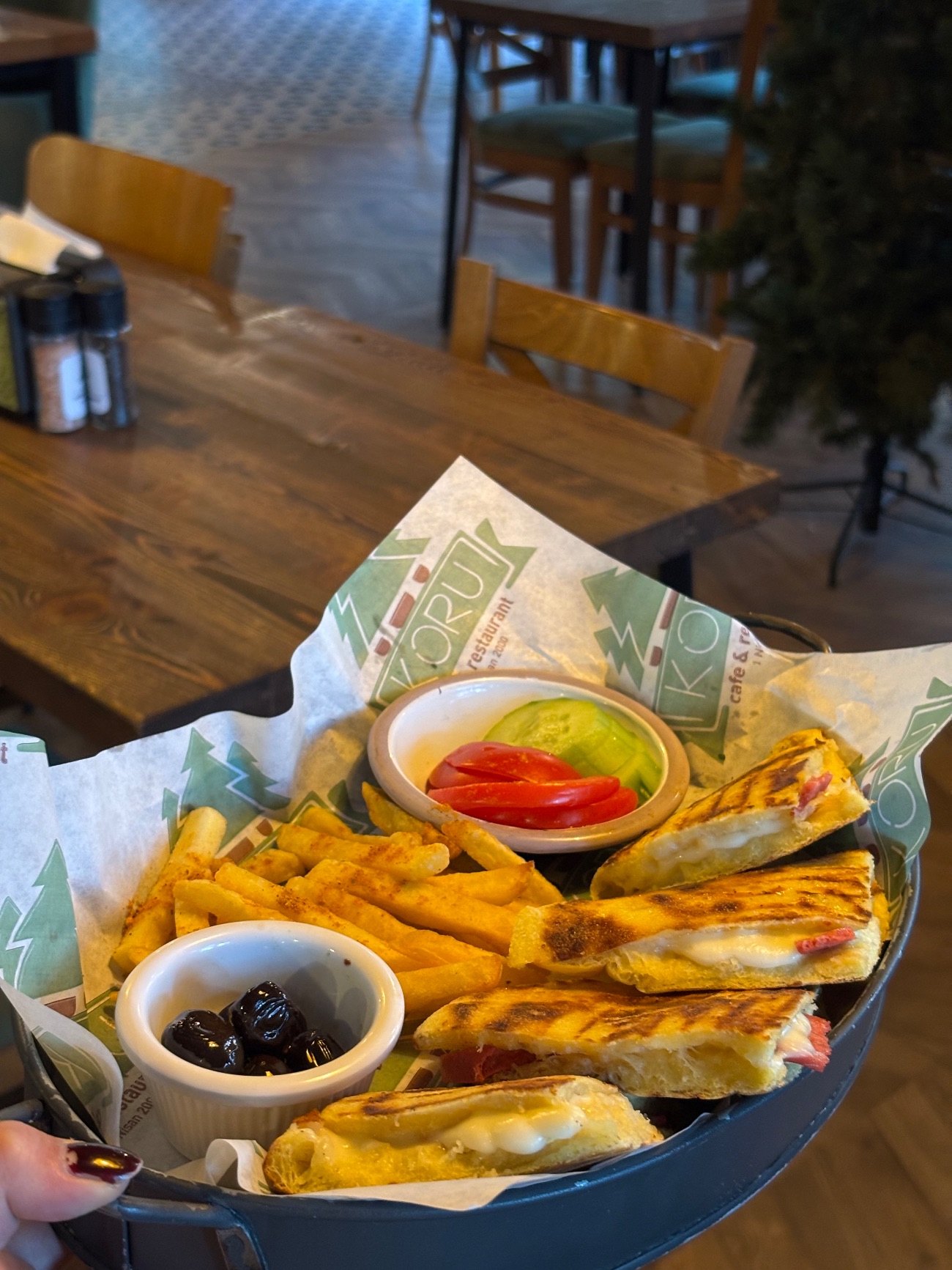 Karmakarışık (Sucuk Kaşar) - Domates,salatalık, siyah zeytin ve özel baharatlanmış patates kızartması ile.