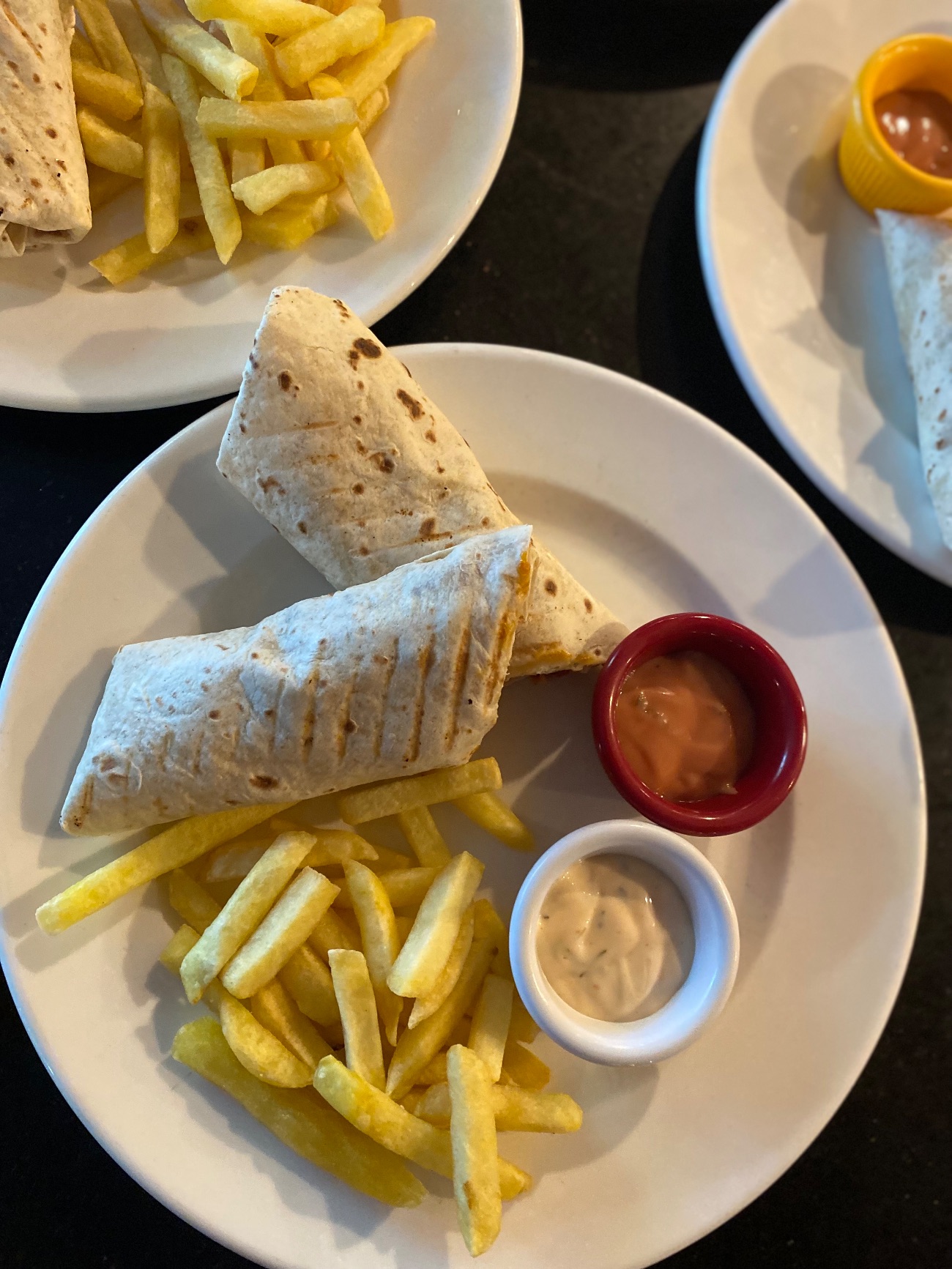 Etli Wrap - (isteğe göre mantar) Tortilla ekmeği,sebze, rende kaşar, julyen et, patates cips ve özel sos ile