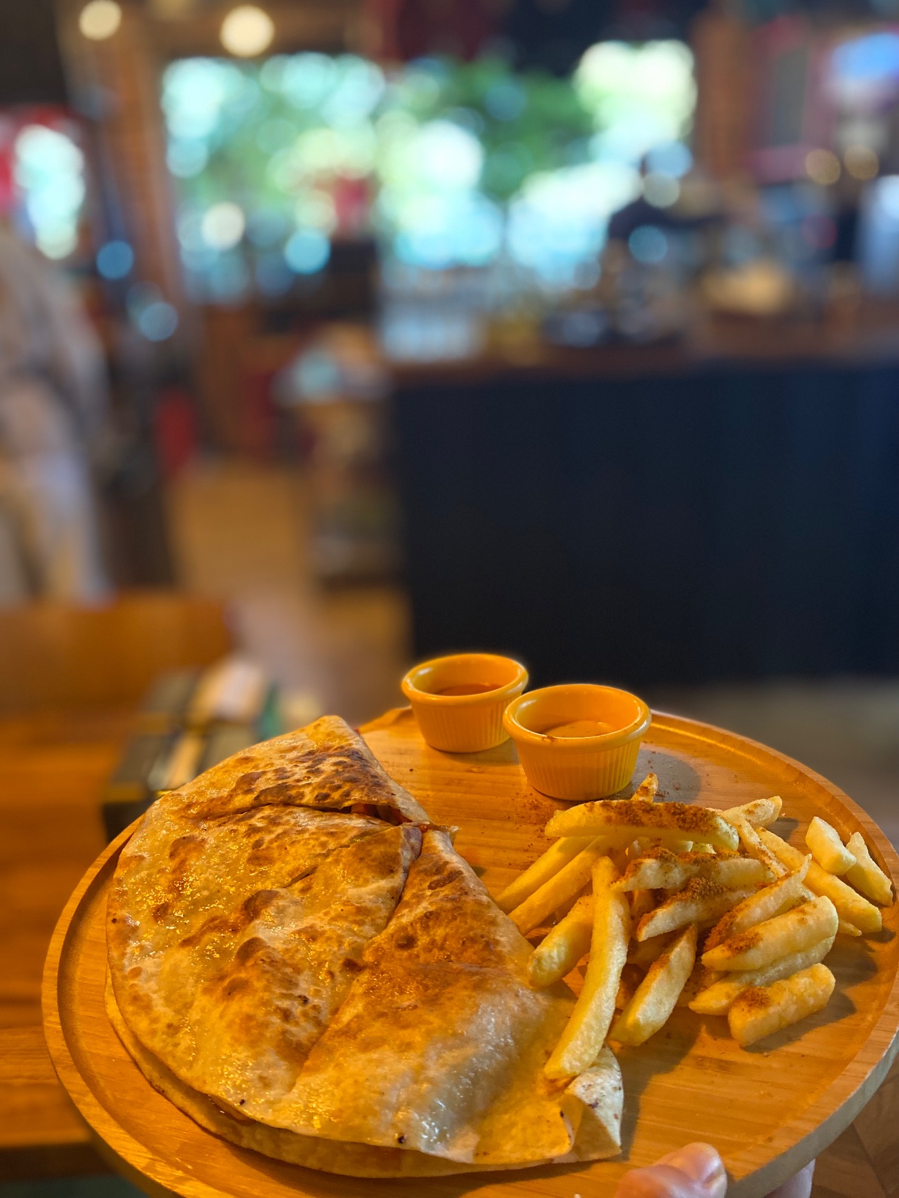 Kıymalı Quesadilla - Tortilla ekmeği, soğan, renkli biberler, mantar, patates cips, mısır, kavrulmuş kıyma ve özel sos ile