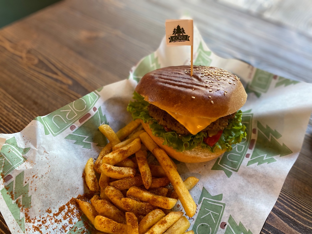 Cheese Burger - 100gr köfte,Marul,Domates,kornişon turşu,cheddar peyniri  ve özel baharatlanmış patates kızartması ile.