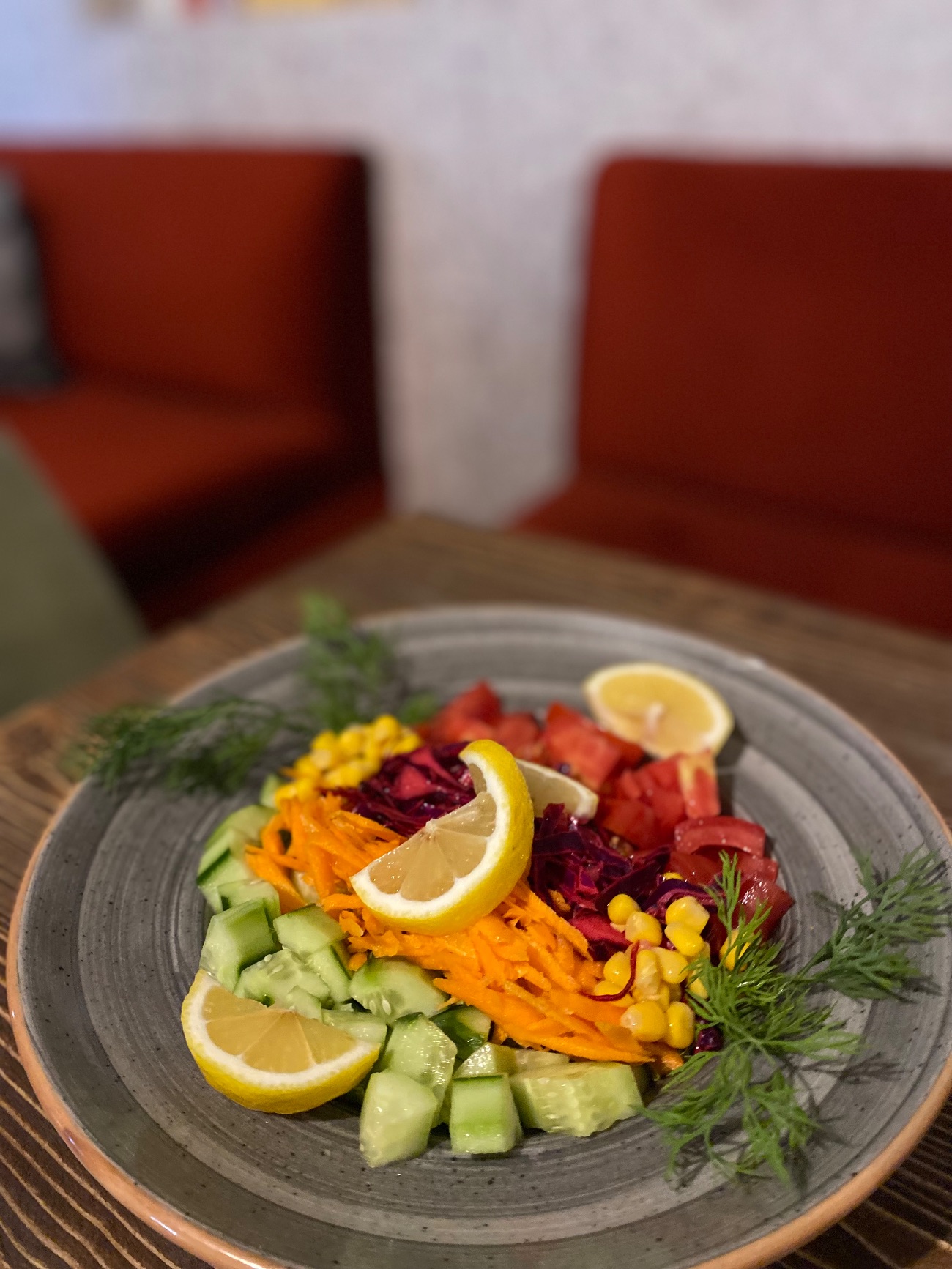 Mevsim Salatası - Lollo rosso kıvırcık marul, kırmızı lahana, havuç, domates, salatalık ve mısır devamında zeytinyağı ve limon sosu eşliğinde  lezzetlendiriyoruz. İşte hazır