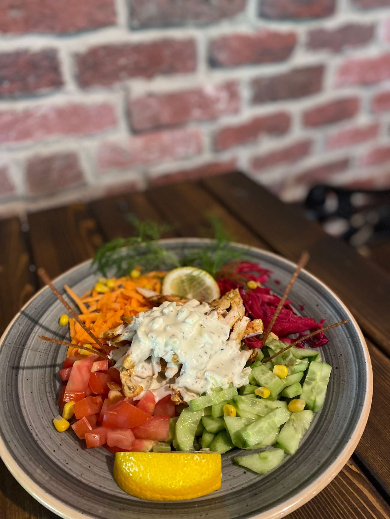 Tavuklu Sezar Salata - Lollo rosso kıvırcık marul, kızarmış ekmek parçaları, mısır, domates, salatalık, permesan peyniri, havuç, kırmızı lahana, marine edilmiş piliç dilimleri ile hazırladık. Özel sezar sosu, zeytinyağı ve limon sosu ile taçlandırdık :))