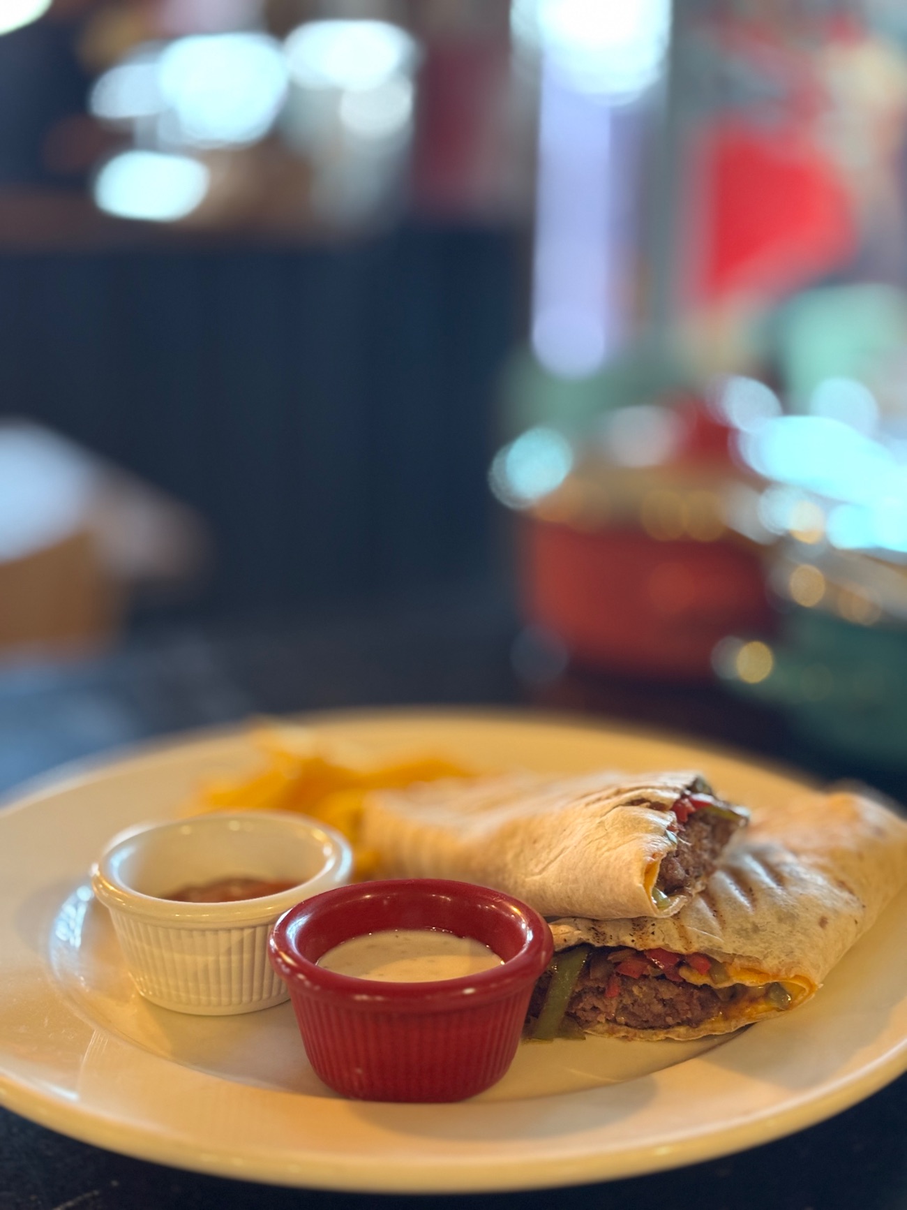 Köfteli Wrap - (isteğe göre mantar) Tortilla ekmeği,sebze,cheddar peyniri , kasap köfte, patates cips ve özel sos ile