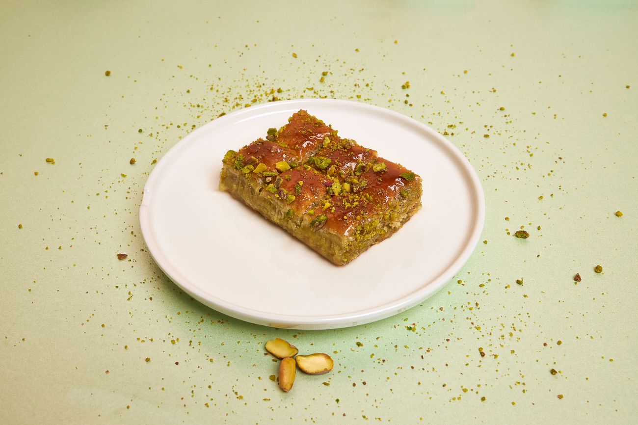 Fıstıklı Özel Baklava - Bol tereyağlı ve fıstıklıdır. Porsiyon 6 dilimdir.