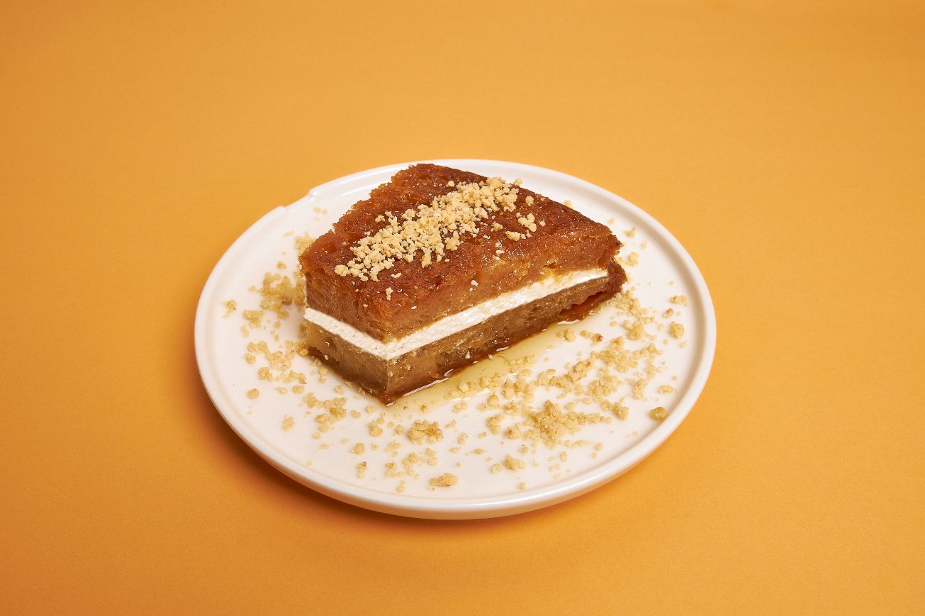 Kaymaklı Ekmek Kadayıfı - İsteğe bağlı tahin ve fıstık ile servis edilir.