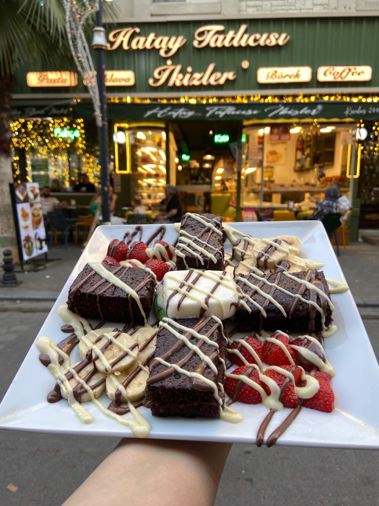 YENİ NESİL DONDURMALI WAFFLE - Pankek,çilek, muz,beyaz çikolata, sütlü çikolata, muhteşem K.maraş usulu yaninda dondurma