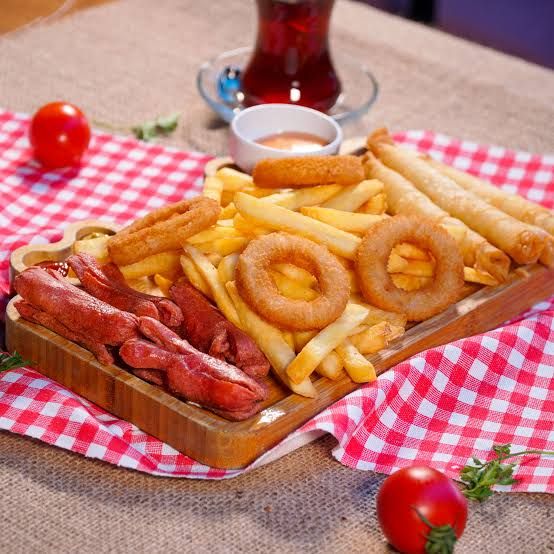 Karışık Kızartma Tabağı - Patates, soğan halkası, sosis, sigara böreği