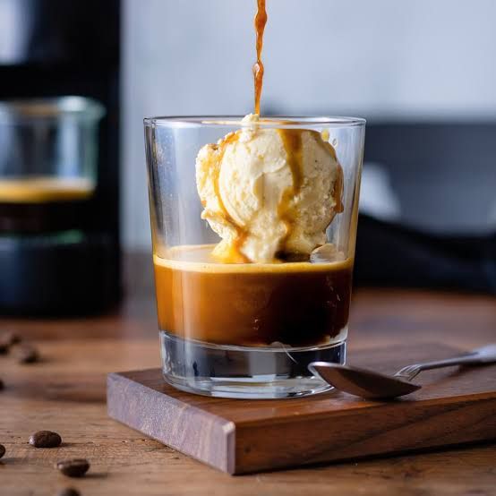 Affogato - Dondurma üzerine espresso dökülerek servis edilir.