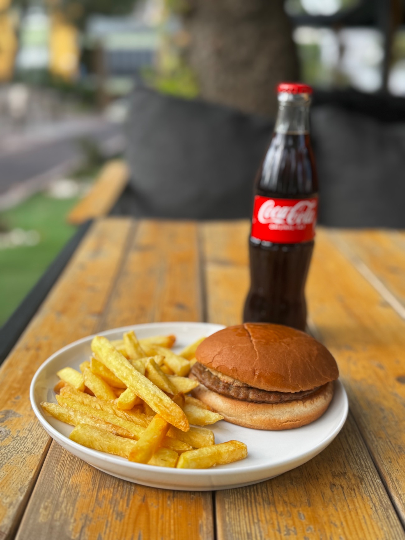 Köfte Burger Menü - Burger Ekmeği içinde %100 Dana Köfte + Patates Cips + zafer veya ayran