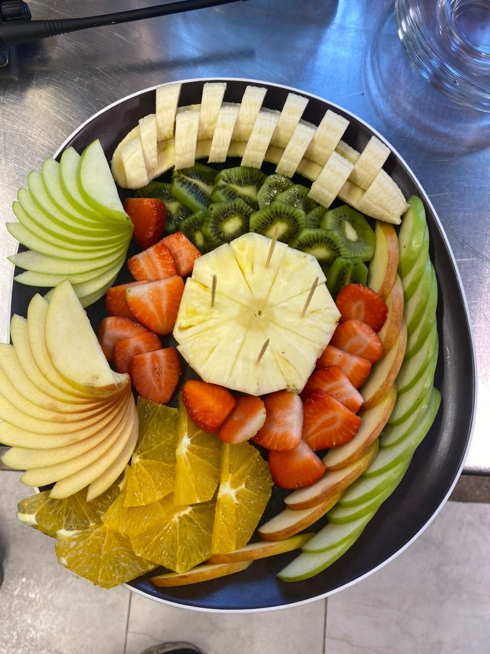 طبق فواكة مشكلة