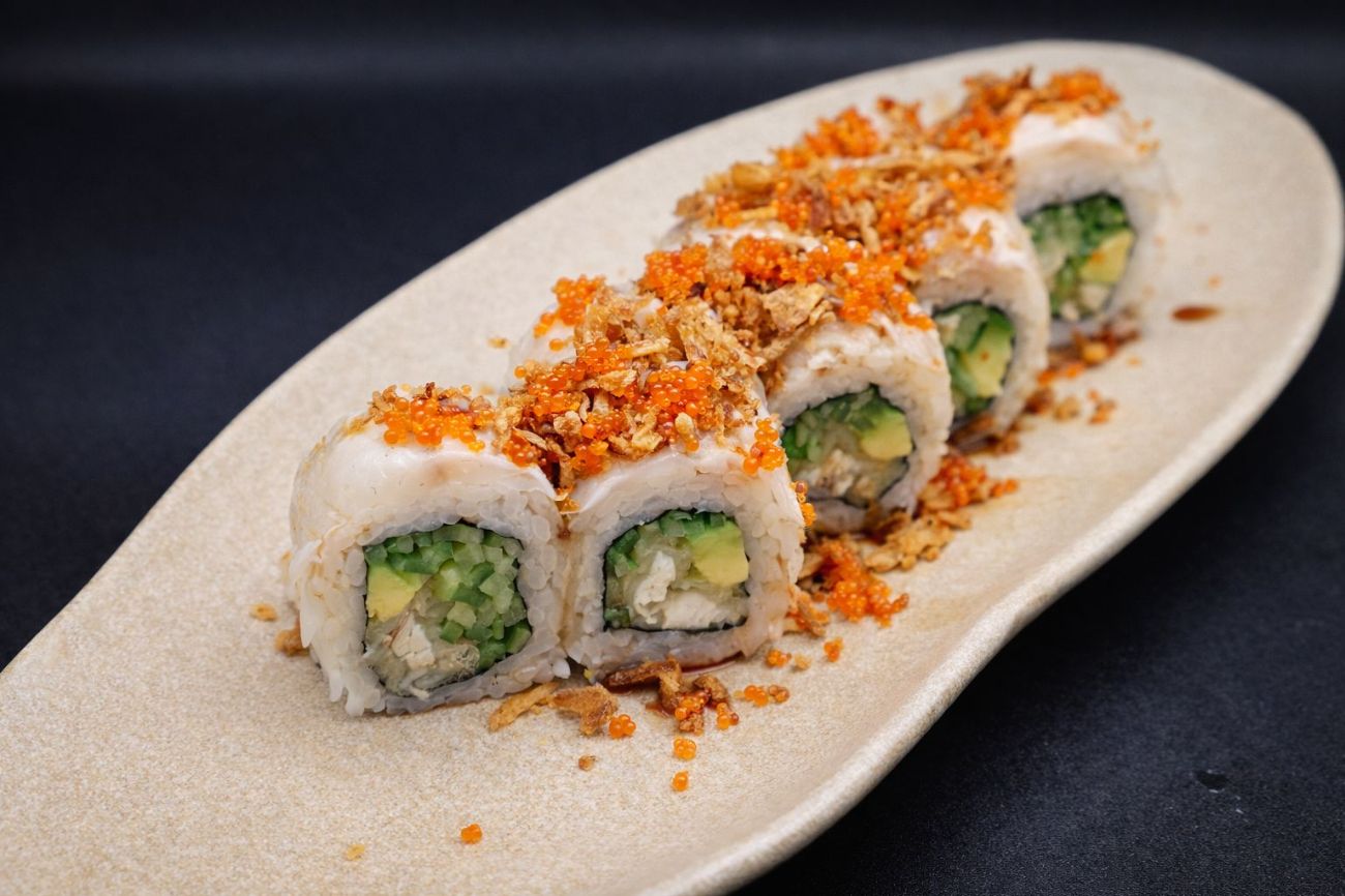 Special Levrek Roll(8 Parça) - İçi:Kızarmış Levrek,Salatalık,Avokado Dışı:Pürmüzlenmiş Levrek,Taze Soğan,Tobiko,Ponzu Sos