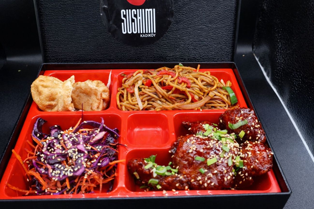 bento menü 2 - çıtır mantı (2 adet),general(yarın porsiyon)sebzeli noodle acı lahana