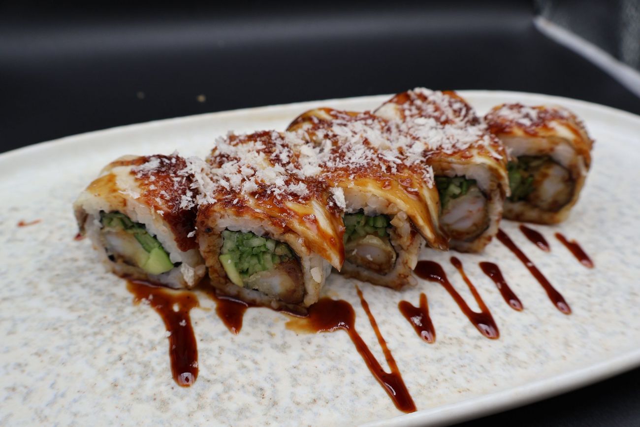 Tokyo Roll - İçi: Tempura Karides,Salatalık,Avakado Dışı : Yılanbalığı,Kızarmış panko,Teriyaki Sos