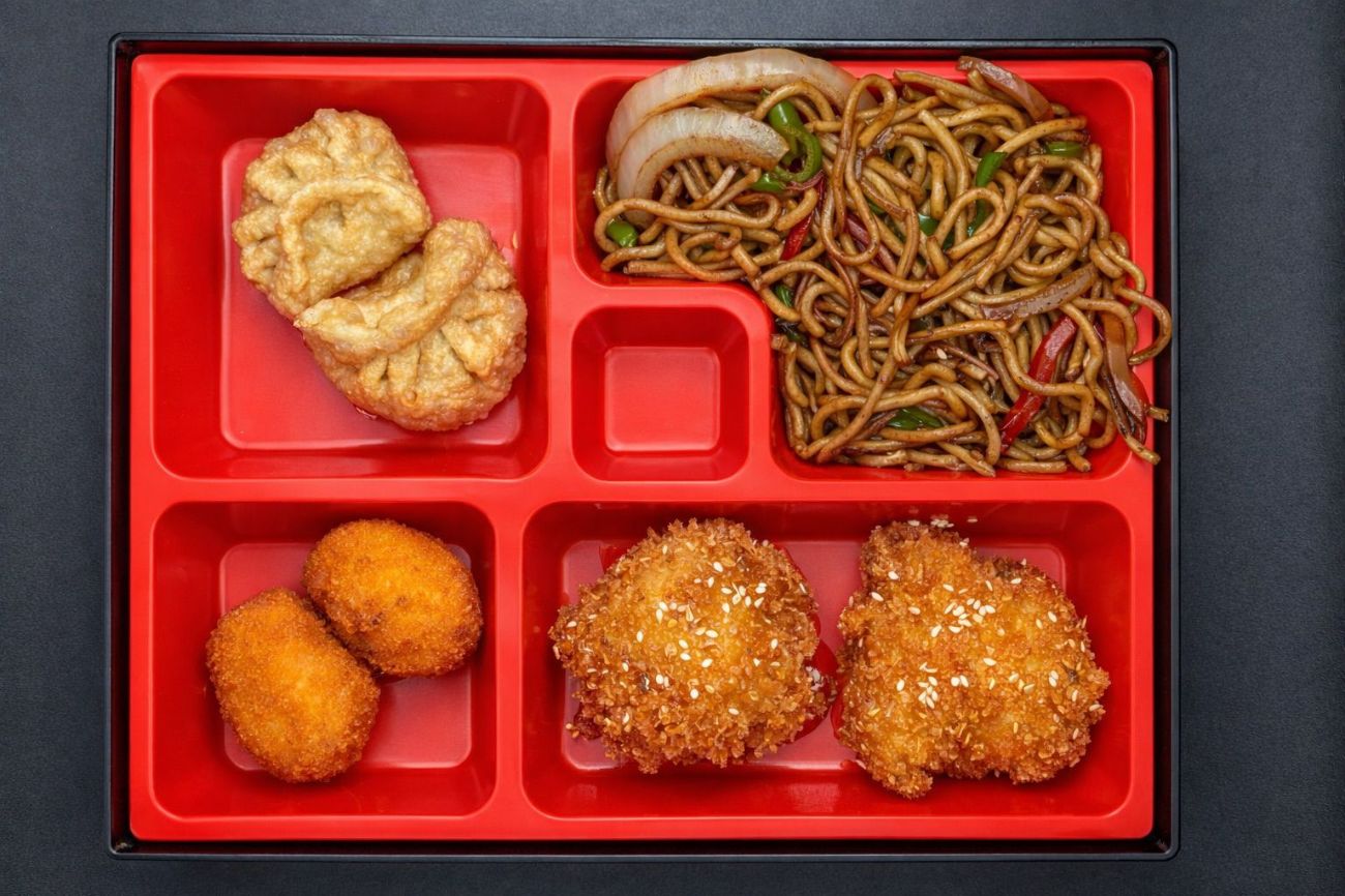 Bento menü  1 - sebzeli noodle, çıtır çin mantı (2 adet), akdeniz lokumu (2 adet) kızarmış muz (2 adet)