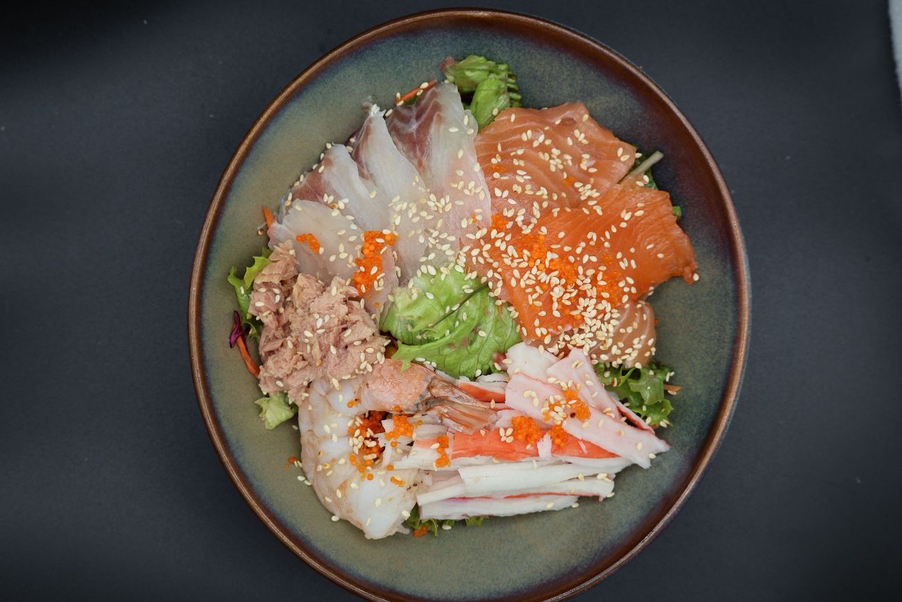 Sashimi Salad - Karışık Asya yeşillikleri üstüne somon, ton, levrek,  karides, yengeç, susam ve susam yağlı sashimi salata sosu ile