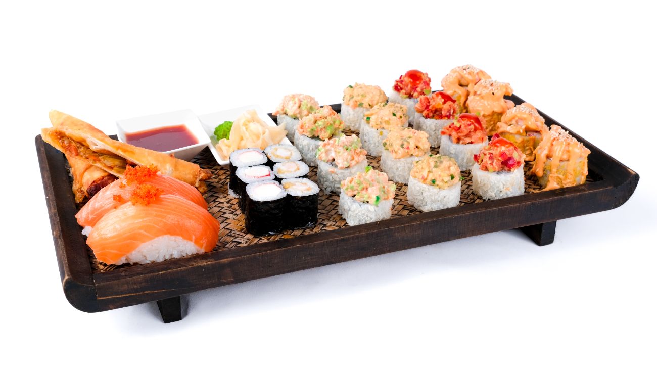 Volcano Set - 4 prç Ebi Volcano, 4 prç Super Rock N Roll, 4 prç Salmon Tartar Roll, 4 prç Veggi Roll, 3 prç Maki Karides, 3 prç Maki Crap, 2 adet Salmon Nigiri, 2 adet Çin Böreği