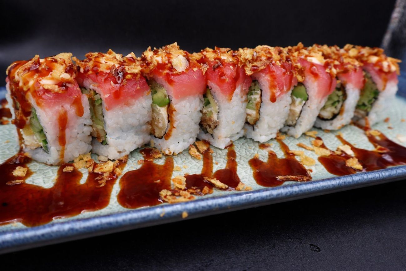 Kurama Special Roll - crispy levrek ,Salatalık,Avakado,Labne, Dışı: Ton balığı,çıtır soğan ,Acı mayonez, teriyaki sos