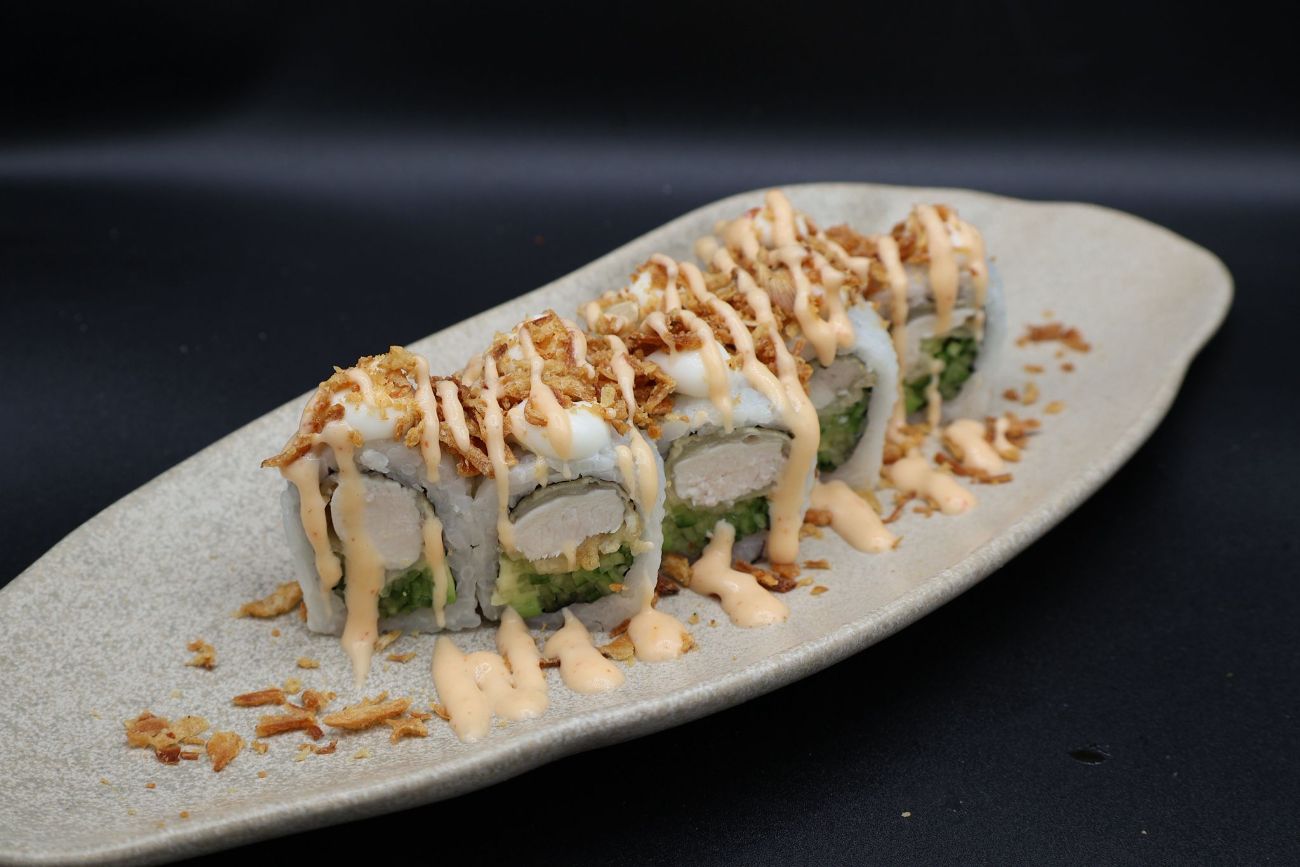 Chıcken Roll (8prç) - Kızarmış tavuk,salatalık,avokado,Çıtır soğan,trüf acı mayo