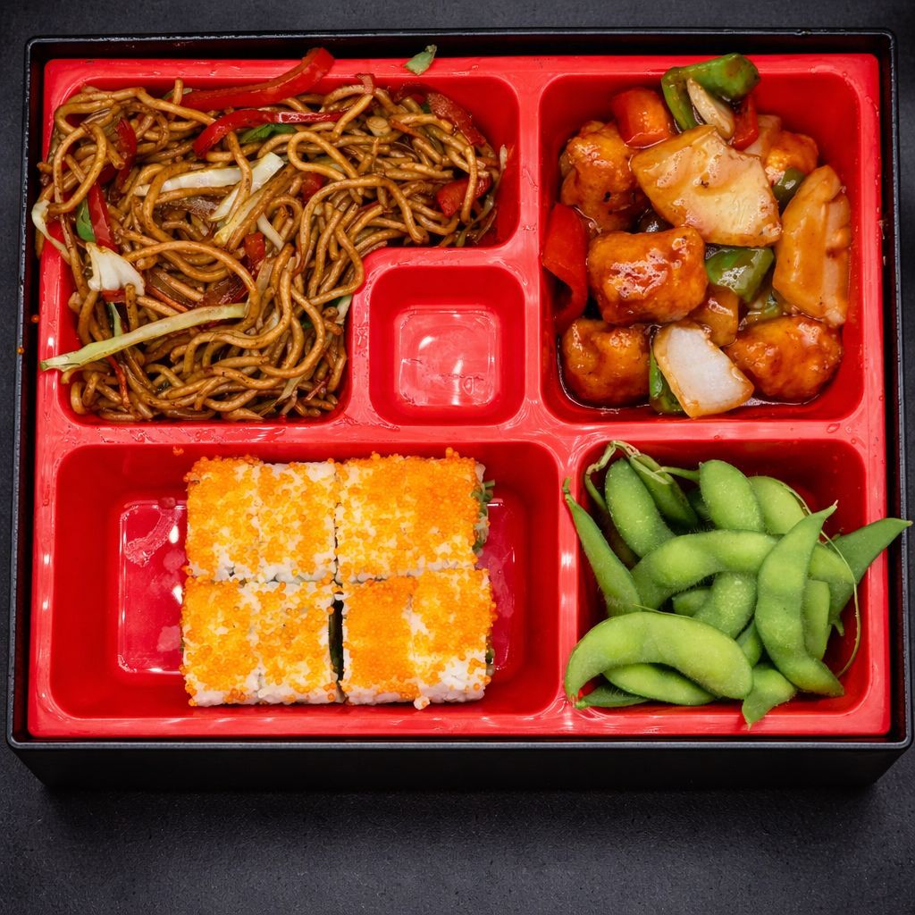 Bento menü 3 - Sebzeli noodle, tatlı ekşi tavuk, edamame, california ROLL