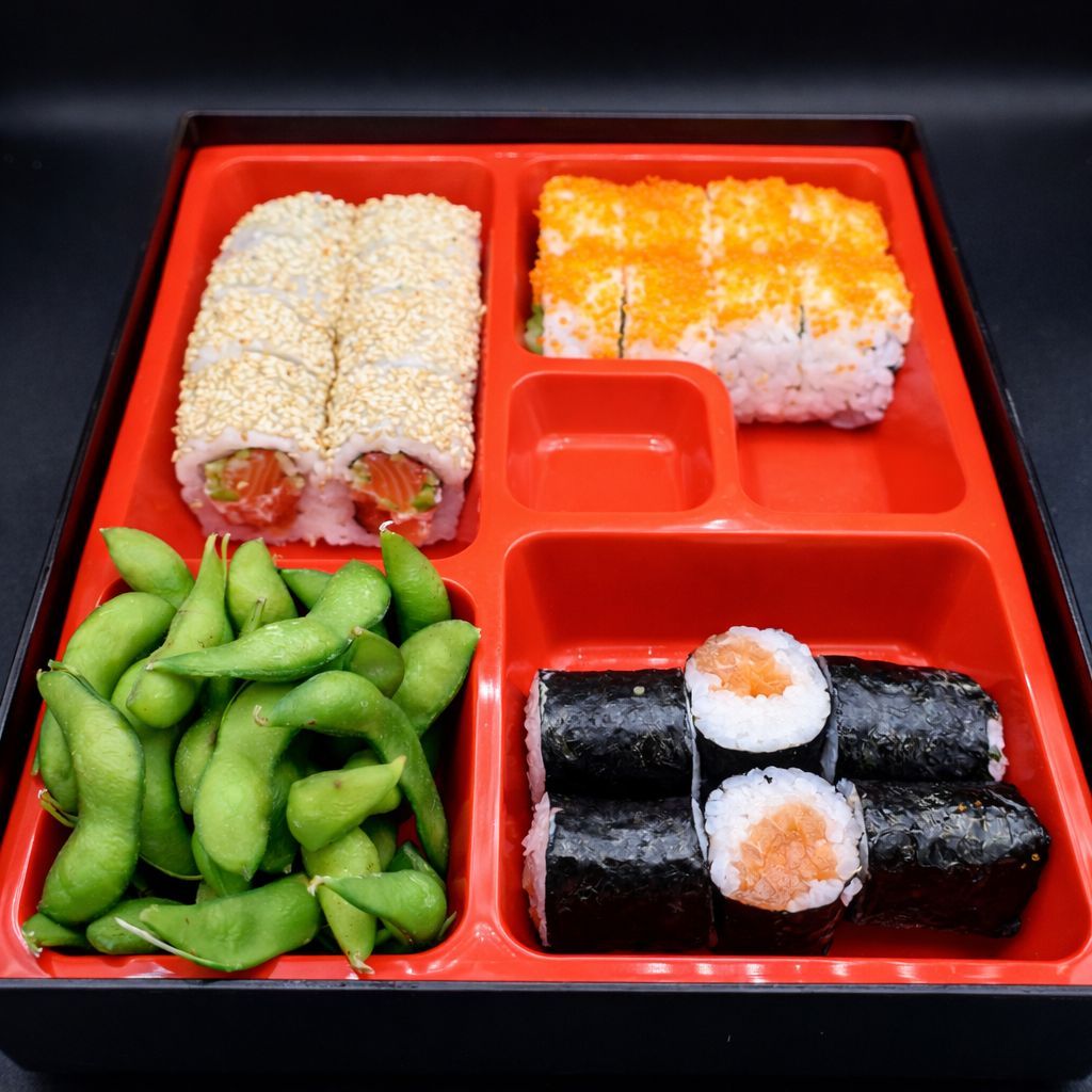 Bento menü 4 - edamame ,boston roll, california roll,sake maki