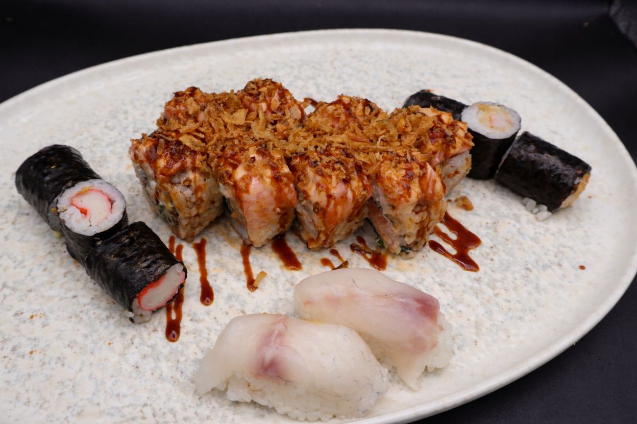 SETSUBAN MENÜ 16 - Alaska roll 8  Ebi maki 3  Kani maki 3  Suziki nigri 2