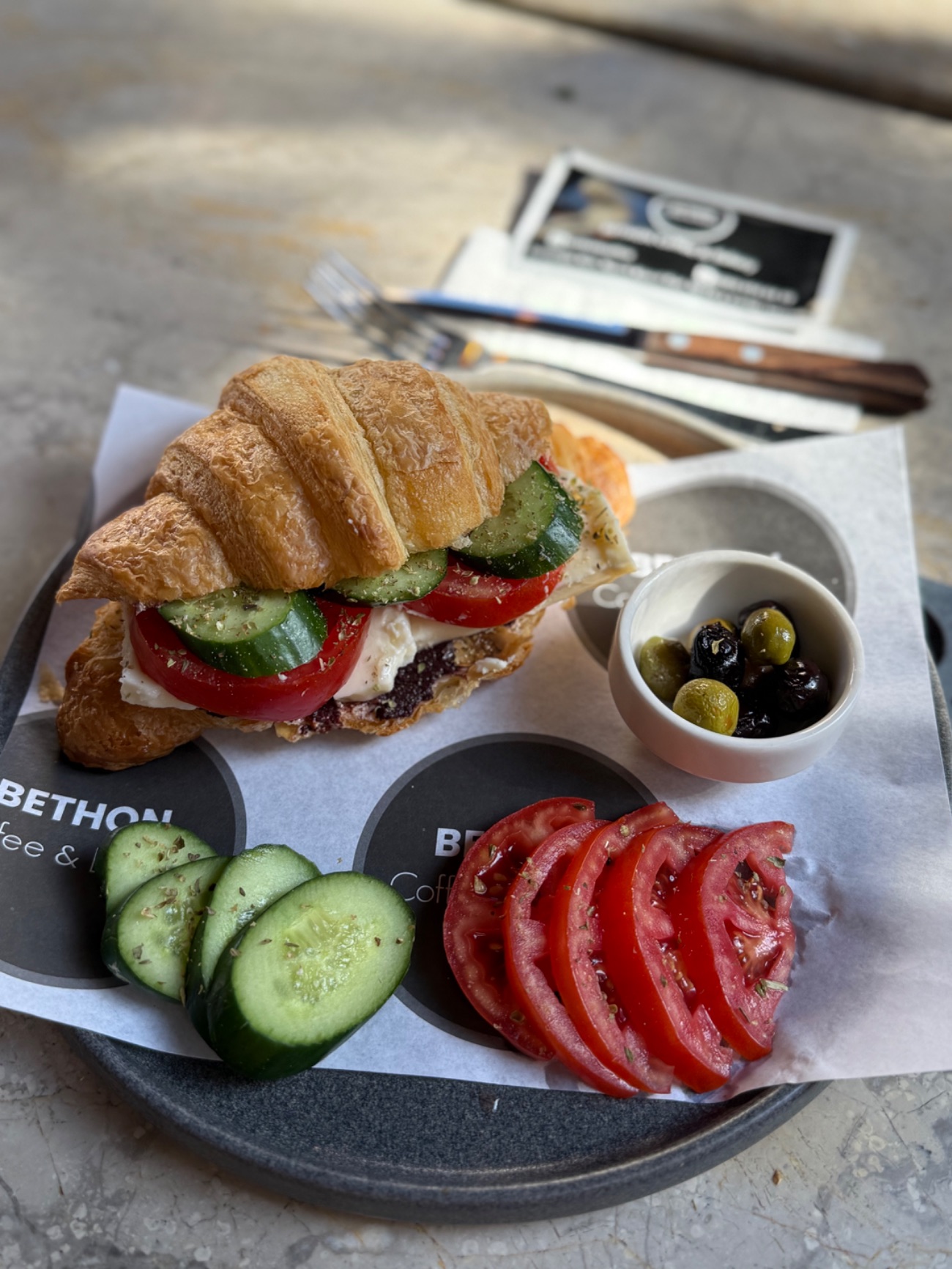 Egeli Kruvasan Sandviç - Zeytin Ezmesi, Kekik, Beyaz Peynir, Salatalık, Domates, Roka